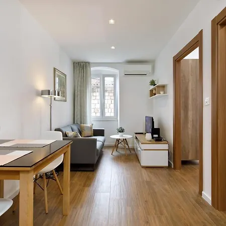 Dominus, Modernly Decorated In Center * スプリト